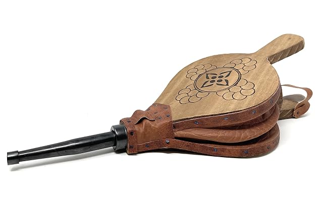 Un soffietto da camino artigianale in legno naturale lungo 43 centimetri, con ampia presa d’aria