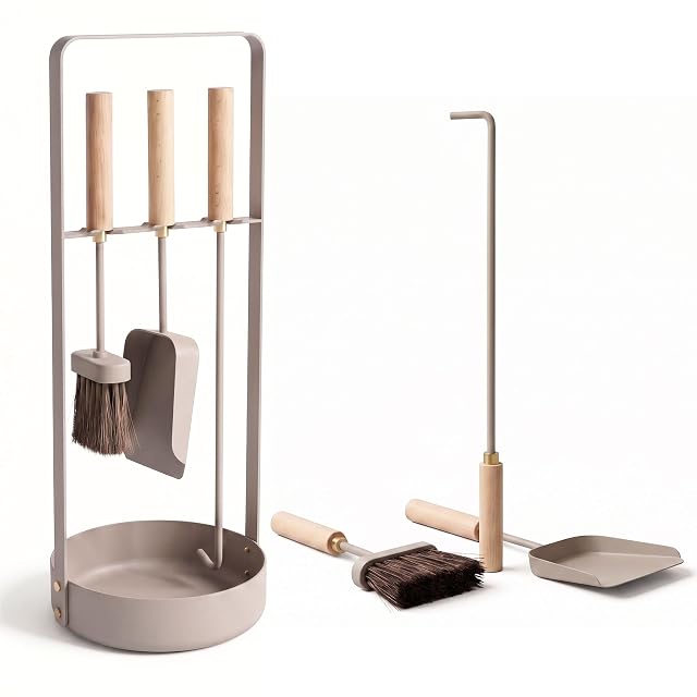 Un servifuoco scandinavo beige con manici in legno, anelli in ottone e un vassoio tondo di base