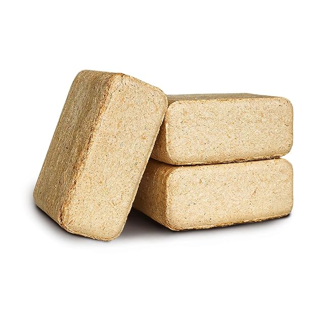 Due confezioni avvolte in film da dodici bricchette di legno di pino da 155 per 100 per 65 millimetri