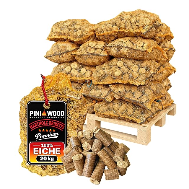 Un pallet da 500 kg di venticinque sacchi a rete da 20 kg di bricchette tonde di rovere da 55 mm