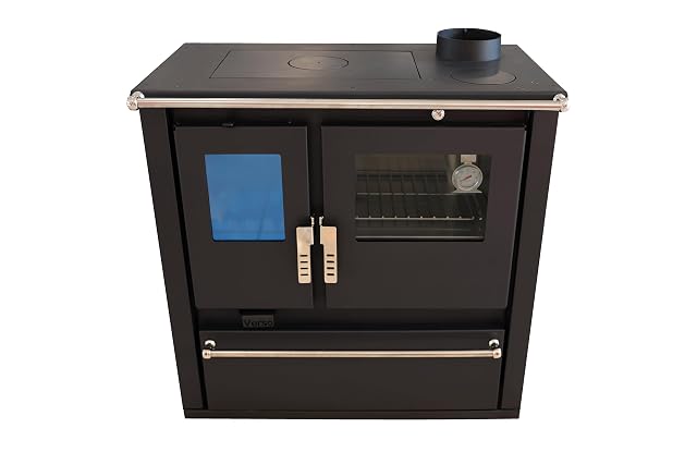 Una cucina a legna con fronte in acciaio inox, forno, termometro e piano di cottura, da 7,7 kilowatt